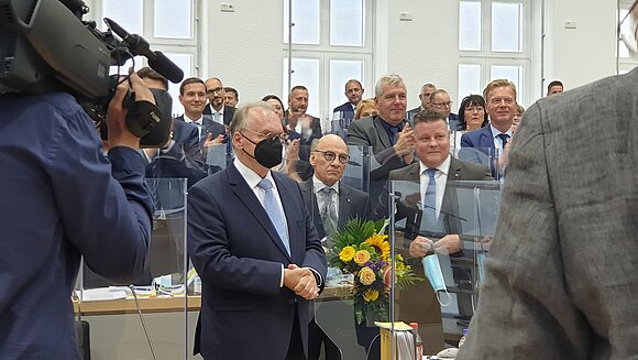 Ministerpräsident Dr. Reiner Haseloff nimmt im Plenarsaal Glückwünsche zu seiner Wahl entgegen.