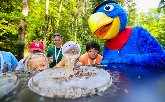 Aktion am Eröffnungstag des Wald-Lehrpfads für Schulklassen im Waldlabors Zürich (Juni 2023).