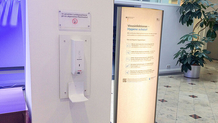 Desinfektions-Spender im Foyer des Landtags