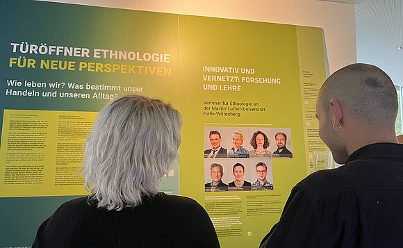 Besucher schauen sich Tafeln der Ausstellung an.