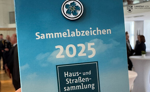 Das Sammelabzeichen des Volksbunds für die Aktion im Jahr 2025.