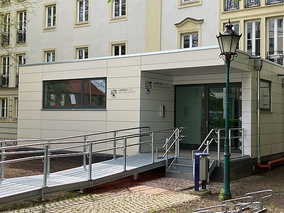 Der neugestaltete Nordeingang des Landtags von Sachsen-Anhalt.