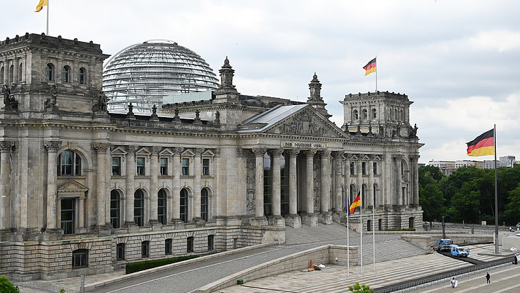Außenansicht des Deutschen Bundestags mit Fahnen