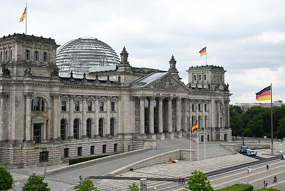 Außenansicht des Deutschen Bundestags mit Fahnen