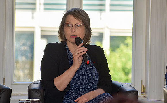 Dr. Katja Pähle mit Mikro in der Hand