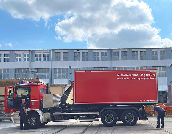 Das Erstversorgungszentrum des Notfallverbundes ist in einem Lkw-Container untergebracht.