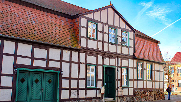 Das Bild zeigt Bismarks Bürgerhaus am Markt, das eine Heimatstube und das Trauzimmer beherbergt.