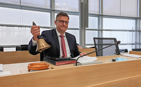 Alterspräsident Detlef Gürth hat die Landtagsglocke in der Hand
