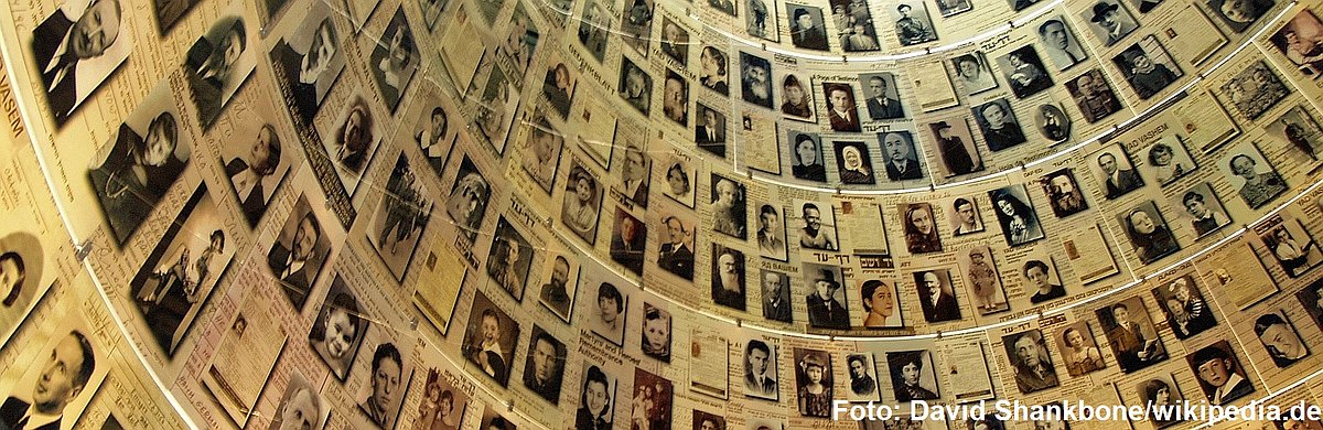 Blick in die Halle der Namen in der Gedenkstätte Yad Vashem. Zu sehen sind unzählige Fotos von im Holocaust getöteten Menschen.