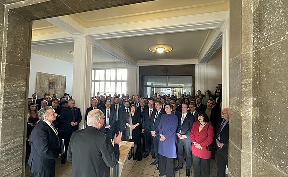 Blick in die Menschentraube bei der Reichsbanner-Ausstellungseröffnung.