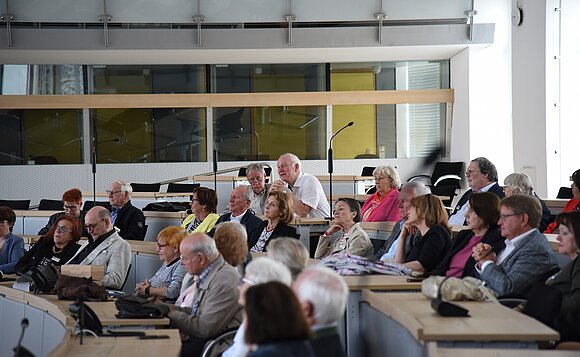 Plenarluft schnuppern: Die ehemaligen Abgeordneten des Bayerischen Landtags zu Gast im Landtag von Sachsen-Anhalt in Magdeburg.