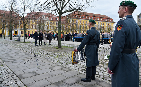 Die Bundeswehr beteiligte sich an der Kranzniederlegung an der Gedenkstele für das Reichsbanner.