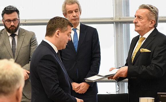 Ministerpräsident Sven Schulze legt vor Landtagspräsident Dr. Gunnar Schellenberger und dem Parlament seinen Amtseid ab.