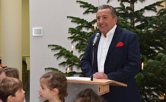 Landtagspräsident Dr. Gunnar Schellenberger begrüßte die Kinder im Landtag von Sachsen-Anhalt.