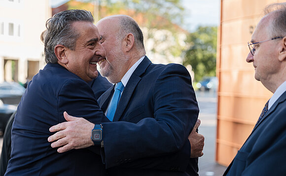 Landtagspräsident Dr. Gunnar Schellenberger begrüßt den israelischen Botschafter Ron Prosor, daneben steht Ministerpräsident Dr. Reiner Haseloff.