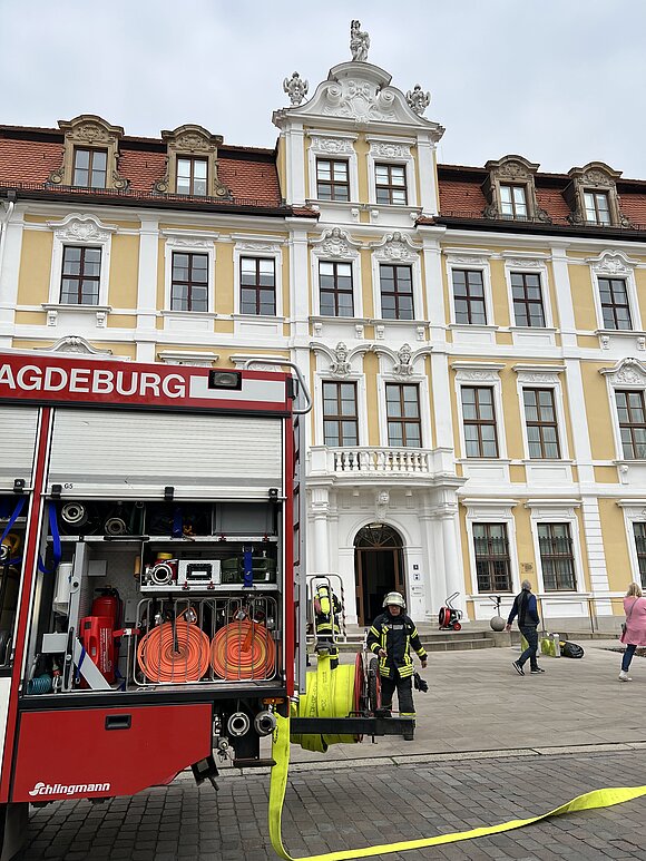 ltlsa/stb Feuerwehrauto und Feuerwehrmänner vor dem Landtag von Sachsen-Anhalt.