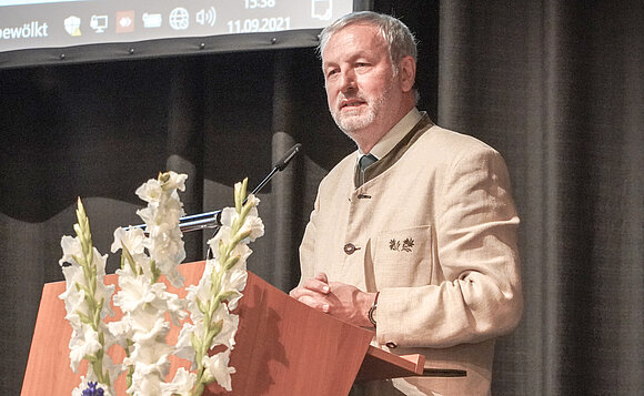 Verbandspräsident Dietmar Specht am Rednerpult bei der Delegiertenversammlung des Landesjagdverbands Sachsen-Anhalt.