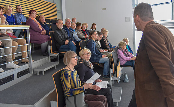 Damen und Herren auf der Besuchertribüne im Plenarsaal.
