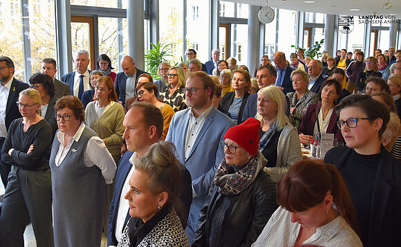 Blick auf die Gäste der Gedenkstunde zum Tag gegen Gewalt an Frauen im Landtag von Sachsen-Anhalt.