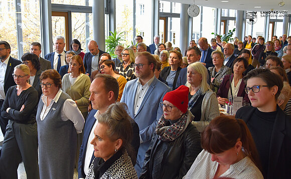 Blick auf die Gäste der Gedenkstunde zum Tag gegen Gewalt an Frauen im Landtag von Sachsen-Anhalt.