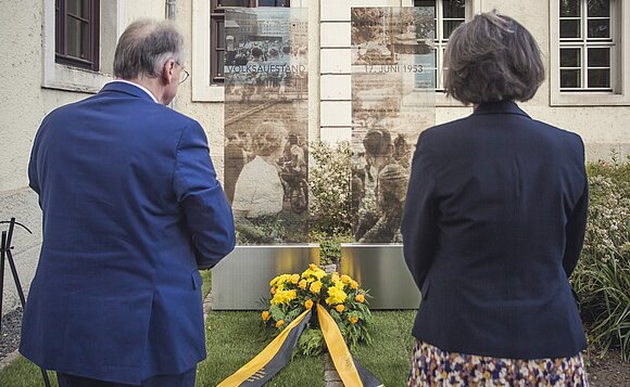 Ministerpräsident Dr. Reiner Haseloff und Innenministerin Dr. Tamara Zieschang halten vor den Gedenkstelen inne.