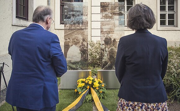 Ministerpräsident Dr. Reiner Haseloff und Innenministerin Dr. Tamara Zieschang halten vor den Gedenkstelen inne.
