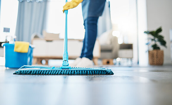 LouW/peopleimages.com - stock.adobe.com Mit dem Fußbodenwischer durch die Wohnung.