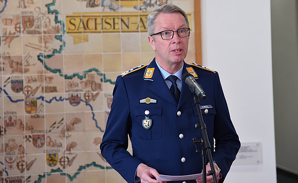 Oberst Bernd Albers am Mikrofon. Er lobte das Engagement der Mitglieder von Bundeswehr und Reserve.