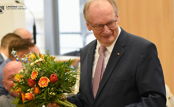 Nach der Wahl von Sven Schulze zu seinem Nachfolger zog sich Dr. Reiner Haseloff auf seinen Abgeordnetenplatz zurück.