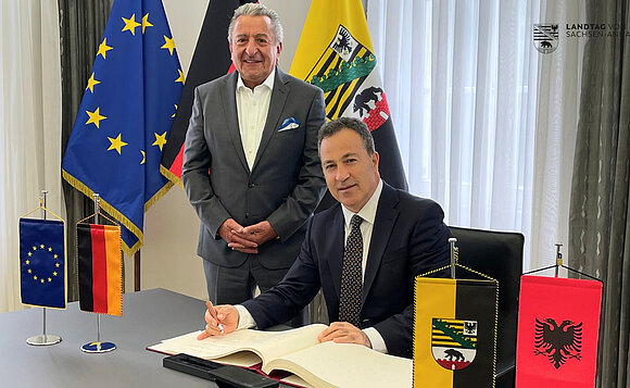 Der albanische Parlamentspräsident Niko Peleshi trug sich in Gästebuch des Landtags ein.
