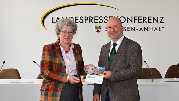 Landtagsvizepräsidentin Anne-Marie Keding nahm den Tätigkeitsbericht 2024 des Landesbeauftragten zur Aufarbeitung der SED-Diktatur, Johannes Beleites, im Landtag entgegen.