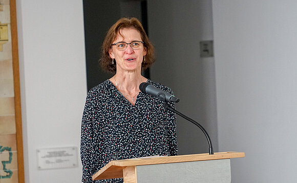 Landeswettbewerbsleiterin Anke Bachran spricht während des Empfangs im Landtag.