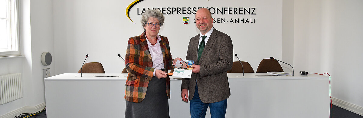 Landtagsvizepräsidentin Anne-Marie Keding nahm den Tätigkeitsbericht 2024 des Landesbeauftragten zur Aufarbeitung der SED-Diktatur, Johannes Beleites, im Landtag entgegen.