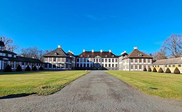 Blick vom Ehrenhof auf Schloss Oranienbaum, dessen Park am 14. und 15. Juni 2024 wieder zur Bühne für den „Kleinkunsttraum Oranienbaum“ wird.