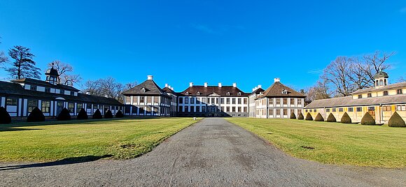 Blick vom Ehrenhof auf Schloss Oranienbaum, dessen Park am 14. und 15. Juni 2024 wieder zur Bühne für den „Kleinkunsttraum Oranienbaum“ wird.