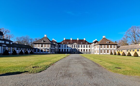 Blick vom Ehrenhof auf Schloss Oranienbaum, dessen Park am 14. und 15. Juni 2024 wieder zur Bühne für den „Kleinkunsttraum Oranienbaum“ wird.