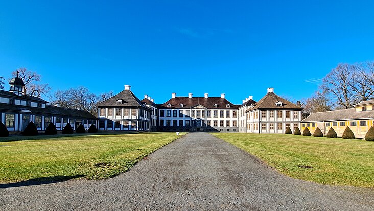 Blick vom Ehrenhof auf Schloss Oranienbaum, dessen Park am 14. und 15. Juni 2024 wieder zur Bühne für den „Kleinkunsttraum Oranienbaum“ wird.