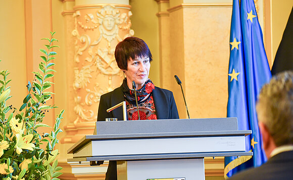 Carmen Niebergall, Präsidentin der Parlamentarischen Vereinigung Sachsen-Anhalt spricht beim Festakt zum 30-jährigen Bestehen der Vereinigung.