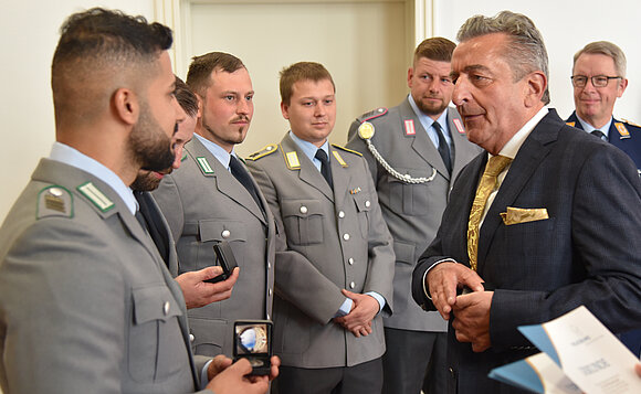 Landtagspräsident Dr. Gunnar Schellenberger überreichte zum Zeichen des Danks eigens vom Landtag herausgegebene Gedenkmünzen.