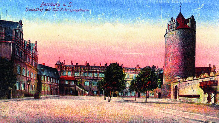 Historische Postkarte, die den Bernburger Schlosshof zeigt.