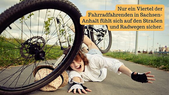 Foto von Fahrradunfall und Information: Nur ein Drittel der Fahrradfahrenden in Sachsen-Anhalt fühlt sich auf den Straßen und Radwegen sicher.