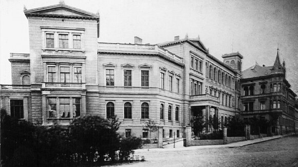 Historische Schwarzweißaufnahme vom Stadtschützenhaus in Halle (Saale).