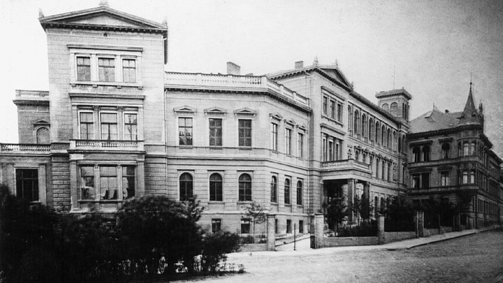 Historische Schwarzweißaufnahme vom Stadtschützenhaus in Halle Saale.