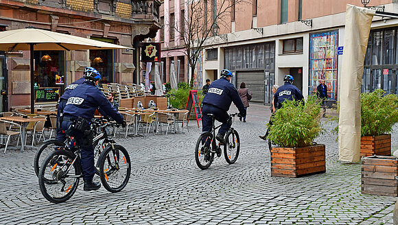 Polizisten unterwegs mit dem Fahrrad