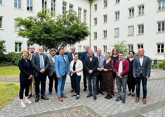 Die Mitglieder des Ausschusses für Recht, Verfassung und Verbraucherschutz mit dem Antisemitismusbeauftragten bei der Generalstaatsanwaltschaft Naumburg.