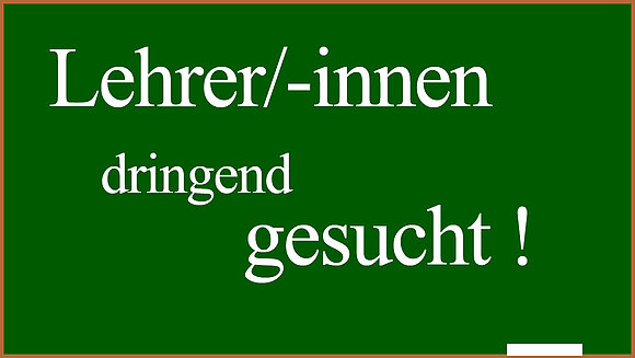 Schultafel mit Aufschrift "Lehrer gesucht!"