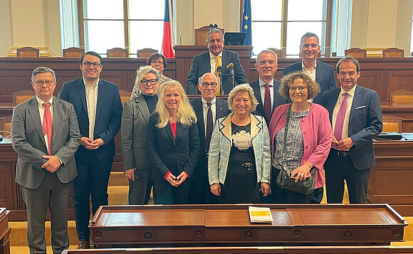 Gruppenbild der Landtagsdelegation im tschechischen Abgeordnetenhaus.