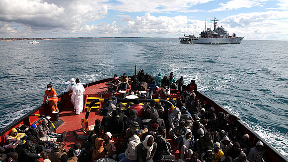 Flüchtlinge auf einem Boot im Mittelmeer.