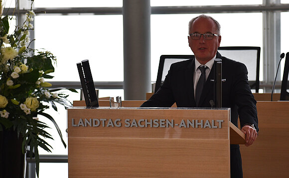 Rüdiger Erben, Vorsitzender des Landesverbands Sachsen-Anhalt im Volksbund, sprach bei der Gedenkveranstaltung im Landtag.