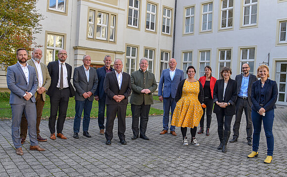 Gruppe von Abgeordneten steht im Innenhof des Landtags